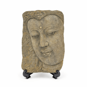 Grijze boeddha wanddecoratie in steenlook op zwarte standaard.