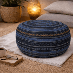 Ronde Thaise poef Sao Hao in donkerblauwe tinten met fijn traditioneel patroon.