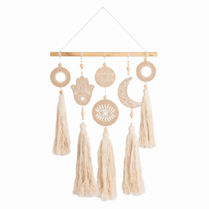 Handgemaakte terracotta muurhanger met hamsa, maan en boze oog motief met houten stok, kralen en kwasten op witte achtergrond