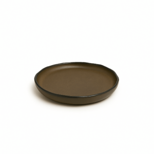 Klein keramieken bord van 17 cm in bruin met subtiele golfrand – schuin van voren gefotografeerd.