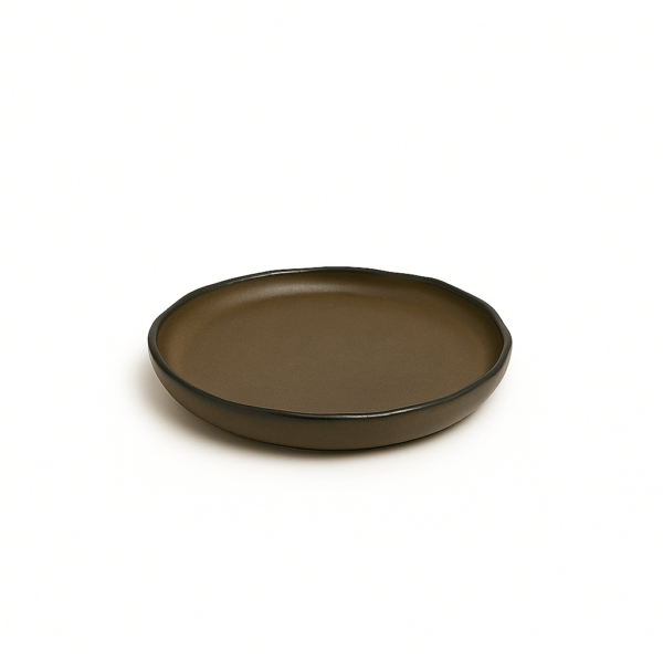 Klein keramieken bord van 17 cm in bruin met subtiele golfrand – schuin van voren gefotografeerd.