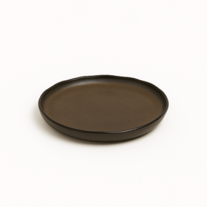 Rond bord van 24 cm in bruin keramiek, met organisch golvende rand – bovenaanzicht.