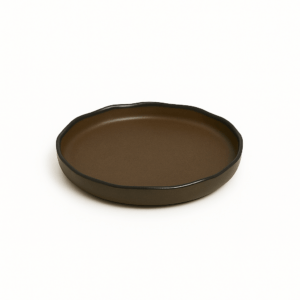 Rond keramieken bord van 29 cm in warme bruine kleur met golvende rand – vooraanzicht.