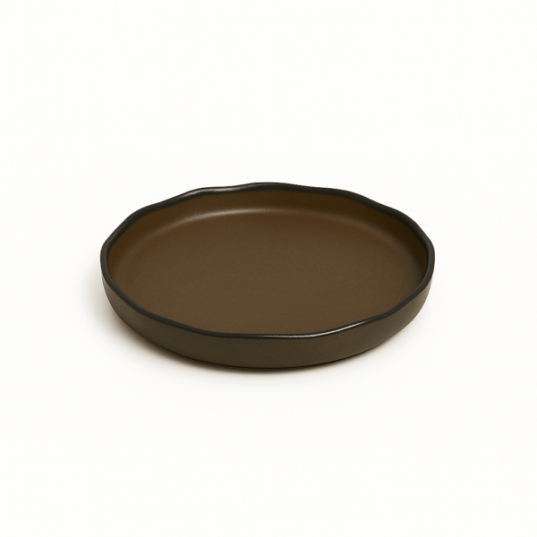 Rond keramieken bord van 29 cm in warme bruine kleur met golvende rand – vooraanzicht.