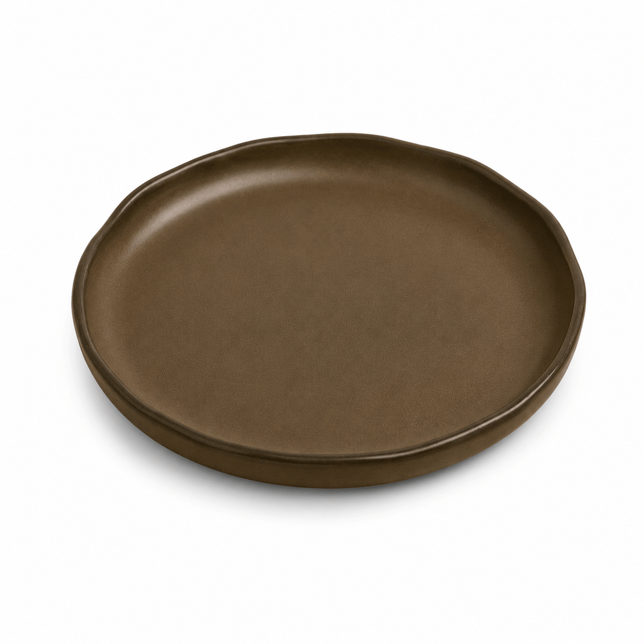 Mat bruin diep bord van 17 cm met lage opstaande rand en subtiele organische vorm op een witte achtergrond.