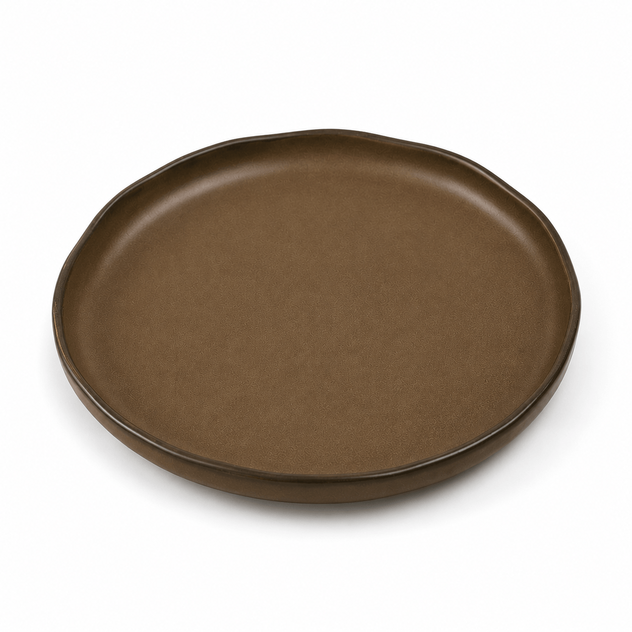 Mat bruin diep bord van 20 cm met lage opstaande rand, subtiele organische vorm en matte bruine afwerking op witte achtergrond.