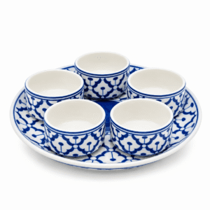 Blauw-witte sausset met vijf kleine kommetjes en rond onderbord met traditioneel Thais patroon.