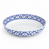 Blauw-witte keramische schaal van 26 cm met decoratief patroon langs de binnen- en buitenrand.