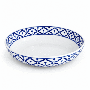Blauw-witte keramische schaal van 26 cm met decoratief patroon langs de binnen- en buitenrand.