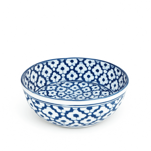 Blauw-witte keramische salade- of serveerschaal met Thais patroon, doorsnede 27 cm, handgeschilderd.