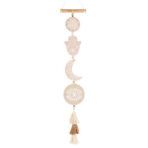 Handgemaakte terracotta muurhanger met hamsa-hand, maan en boze oog motief, hangend aan houten stok met kwast.