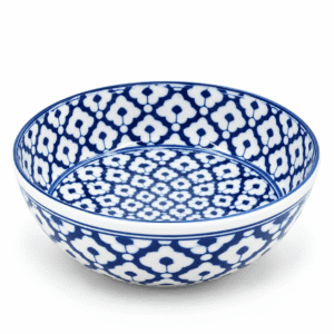 Lege blauw-witte Thaise saladekom van 27 cm met traditioneel decoratief patroon tegen een witte achtergrond.