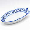 Diepe Thaise serveerschaal in bladvorm van 38 cm met handgeschilderd blauw-wit patroon en donkerblauwe rand.