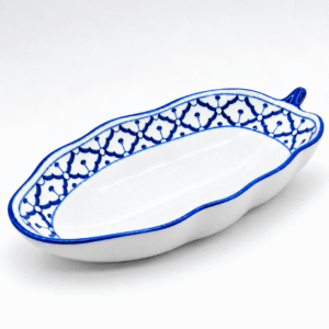 Diepe Thaise serveerschaal in bladvorm van 38 cm met handgeschilderd blauw-wit patroon en donkerblauwe rand.