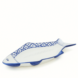 Leeg keramisch visbord met blauw-witte Thaise decoratie en handgeschilderd oogdetail.