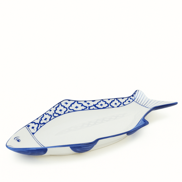 Leeg keramisch visbord met blauw-witte Thaise decoratie en handgeschilderd oogdetail.