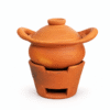 Kleine terracotta vuurpot met handvatten, bijpassend deksel en onderstel voor een warmtebron.