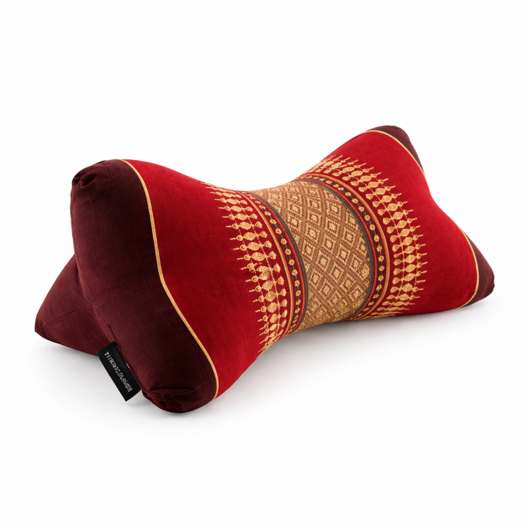 Thais sterkussen bordeaux rood op een witte achtergrond