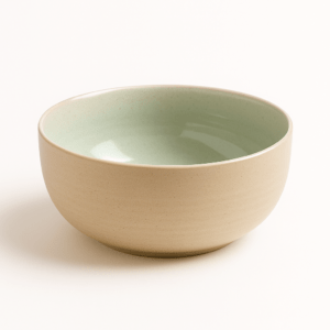 Keramische kom Sukhon 16 cm met jadegroene binnenkant en zandkleurige gespikkelde buitenkant, op witte achtergrond