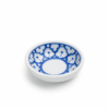 Leeg Thais keramisch dipkommetje met blauw-wit bloemmotief op witte achtergrond