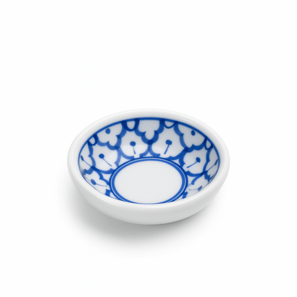 Leeg Thais keramisch dipkommetje met blauw-wit bloemmotief op witte achtergrond