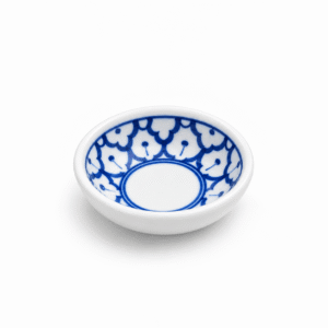 Rond wit keramisch dipschaaltje met een traditioneel blauw Thais motief aan de binnenzijde.