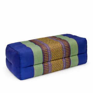 Rechte productfoto van een Thais kussen in blauw-groene kleuren en traditioneel geweven patroon op witte achtergrond.