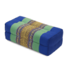 Rechte productfoto van een Thais kussen in blauw-groene kleuren en traditioneel geweven patroon op witte achtergrond.