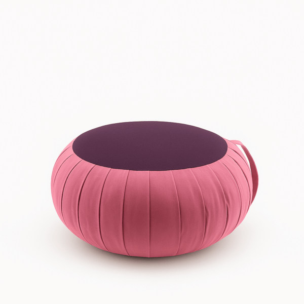 Zafu meditatiekussen in roze-paarse tint op witte achtergrond