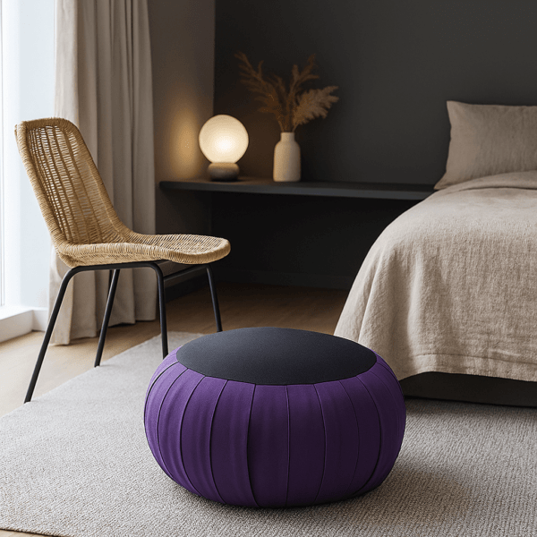 Paars meditatiekussen in stijlvolle slaapkamer met rotan stoel