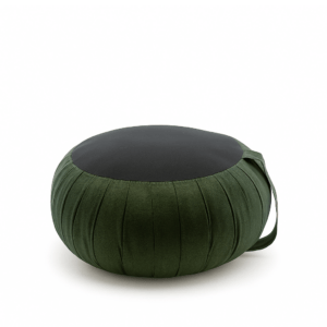 Groene zafu meditatiekussen met zwarte bovenkant en handvat, vrijstaand op witte achtergrond.