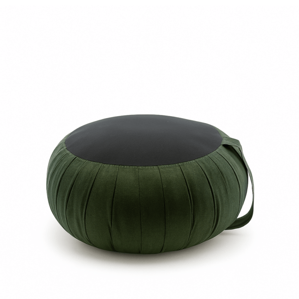 Groene zafu meditatiekussen met zwarte bovenkant en handvat, vrijstaand op witte achtergrond.