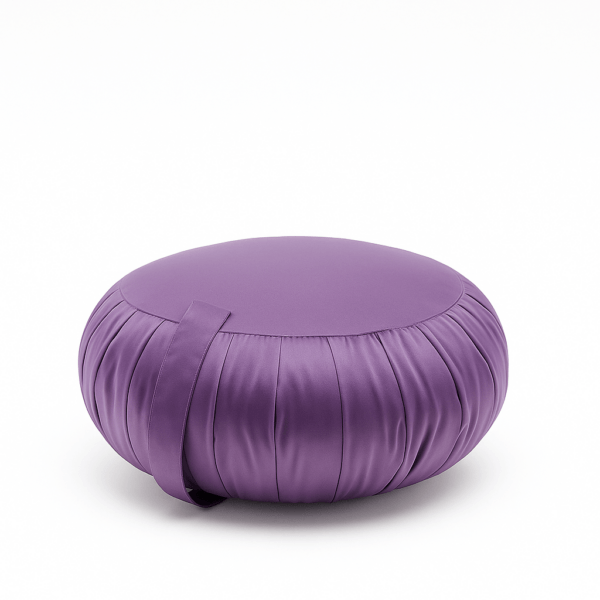 Paars rond zafu meditatiekussen met handvat, vrijstaand op een witte achtergrond.