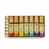 Productfoto van een chakra roll-on geurset met zeven verschillende chakra’s in gekleurde flesjes, overzichtelijk gepresenteerd in een doos.