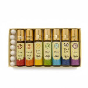 Productfoto van een chakra roll-on geurset met zeven verschillende chakra’s in gekleurde flesjes, overzichtelijk gepresenteerd in een doos.