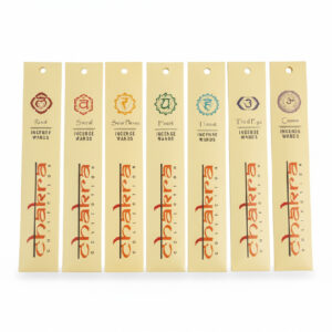 Set chakra wierookstokjes met symbolen voor alle zeven chakra’s, netjes naast elkaar gepresenteerd