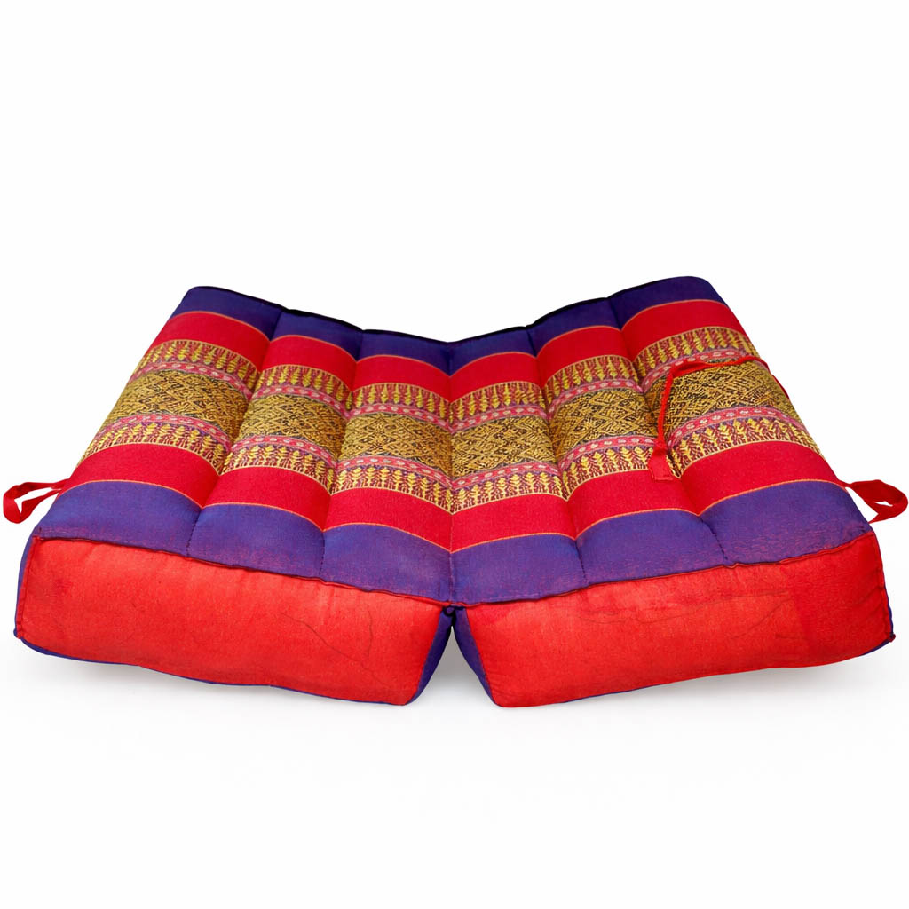 opvouwbaar-meditatiekussen-rood-paars-openaanzicht Opgevouwen meditatiekussen rood-paars in open vorm, dik gevuld zitkussen met traditioneel geweven patroon.