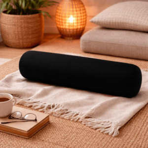 thais knierolkussen zwart op bank yoga ontspanning warm interieur kapok kussen