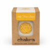 Solar Plexus Chakra meditatiekaars in kartonnen verpakking met geel chakra-symbool, vrijstaand op witte achtergrond voor webshop.