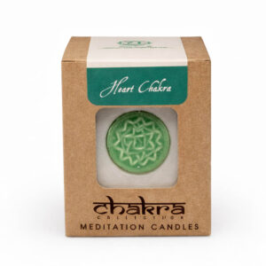 Heart Chakra meditatiekaars in kartonnen verpakking met groen chakra-symbool, vrijstaand op witte achtergrond voor webshop.
