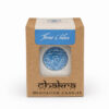 Throat Chakra meditatiekaars in kartonnen verpakking met blauw chakra-symbool, vrijstaand op witte achtergrond voor webshop.