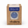 Third Eye Chakra meditatiekaars in kartonnen verpakking met indigo chakra-symbool, vrijstaand op witte achtergrond voor webshop.