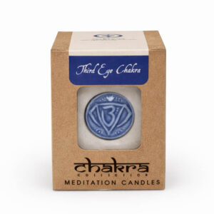 Third Eye Chakra meditatiekaars in kartonnen verpakking met indigo chakra-symbool, vrijstaand op witte achtergrond voor webshop.