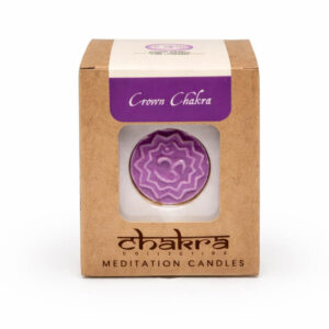 Crown Chakra meditatiekaars in kartonnen verpakking met paars chakra-symbool, vrijstaand op witte achtergrond voor webshop.
