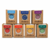 Set van 7 chakra meditatiekaarsen in verpakking – Root, Sacral, Solar Plexus, Heart, Throat, Third Eye en Crown Chakra – sojakaarsen set op witte achtergrond voor webshop.