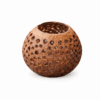 Bolvormige kokosnoot waxinelichthouder met ronde perforaties in natuurlijke bruine kleur.