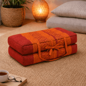 draagbaar meditatiekussen rood oranje in een sfeersetting