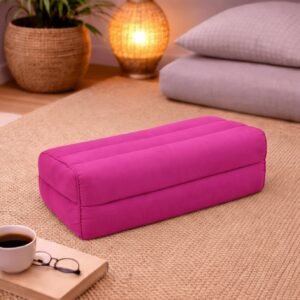 Effen roze rechthoekig meditatiekussen in een warme en rustige interieursetting.