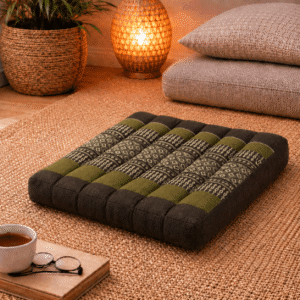 Thais zitkussen 38 cm in groen en bruin met traditioneel patroon, vierkant meditatiekussen.