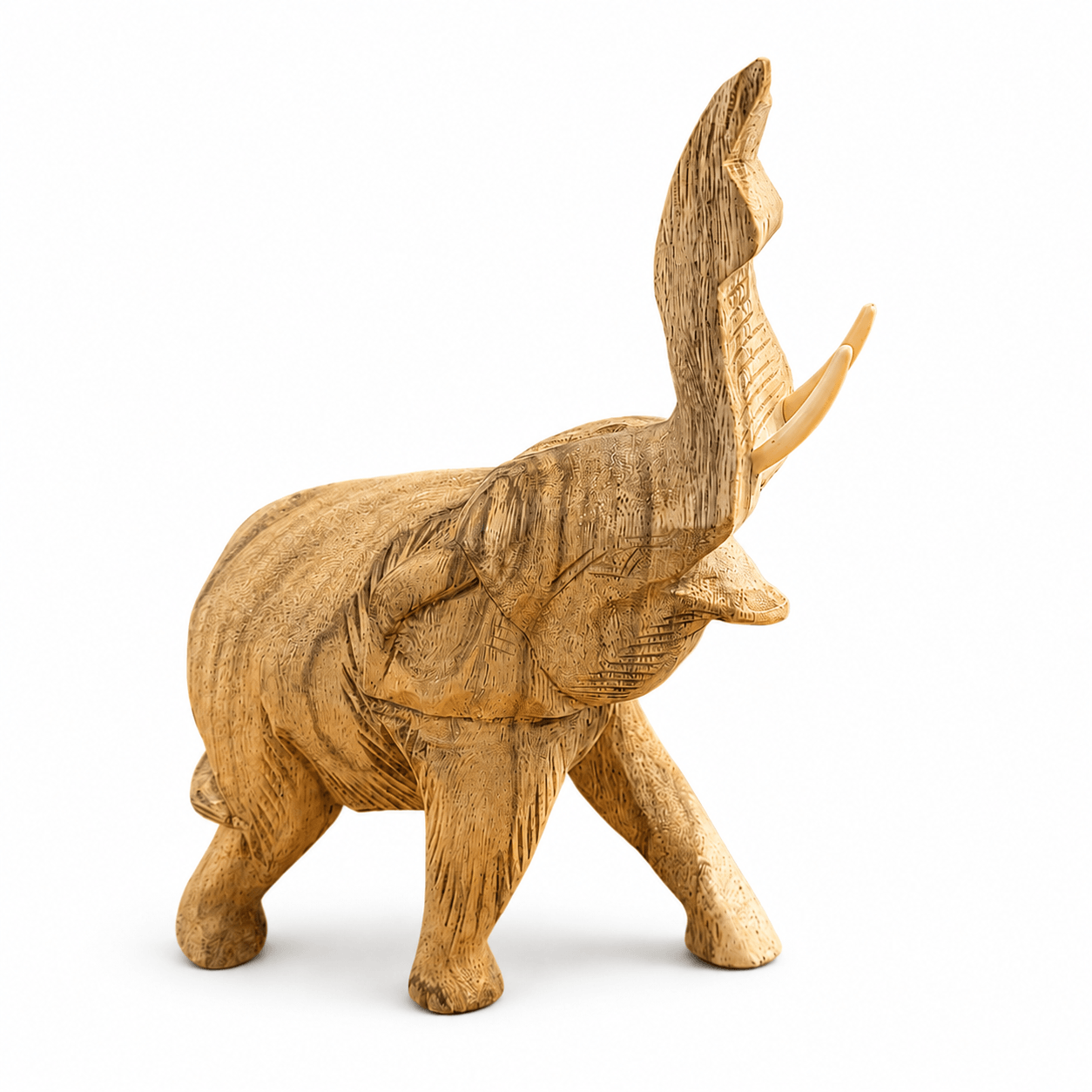 Handgesneden houten olifant met opgeheven slurf tegen een lichte achtergrond.
